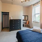 Swan House - Free Parking - Ten Minute Walk To Train Station - Perfectly Located For City Centre & Racecourse