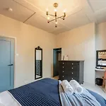 Swan House - Free Parking - Ten Minute Walk To Train Station - Perfectly Located For City Centre & Racecourse